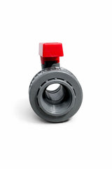 Robinet cu bilă PVC 1 1/4” (DN32) cu mâner roșu – pentru instalații apă și irigații